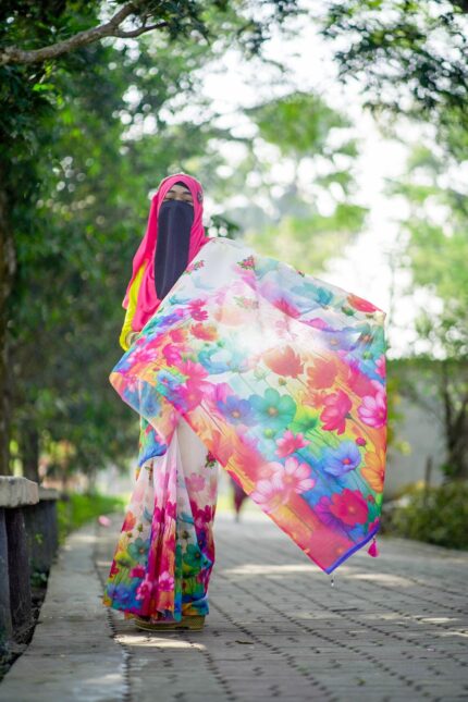 ব্লুমিং গার্ডেন শিফন শাড়ি - রঙিন ফুলেল সৌন্দর্যে নিজেকে সাজান